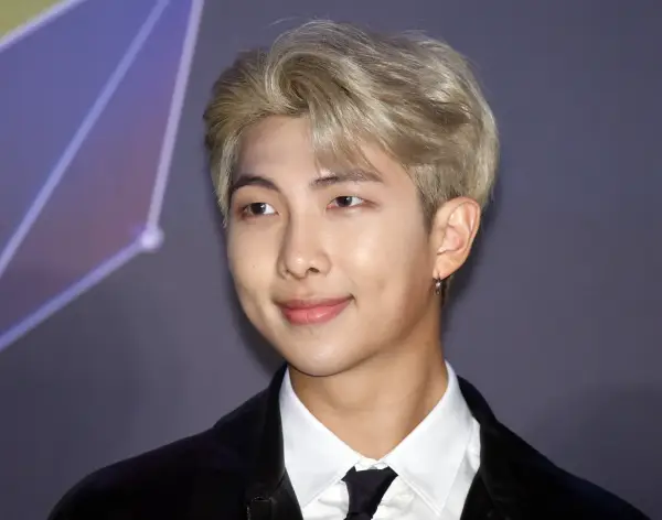 RM BTS Memainkan Berbagai Peran dalam Video Single Solo Come Back To Me