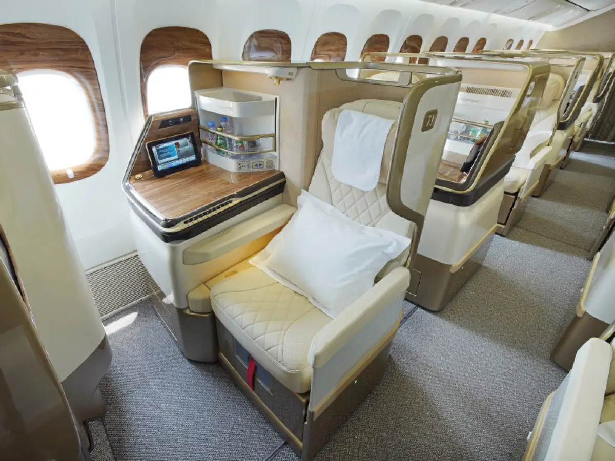 Interior baru kelas bisnis (tampak samping) pada pesawat Boeing 777 Emirates (Sumber: Emirates)