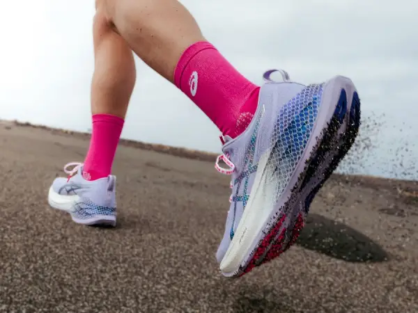 Kolaborasi ASICS Bersama Atlet Triathlon Lucy Charles-Barclay, Tawarkan SUPERBLAST™ dan Pakaian Olahraga