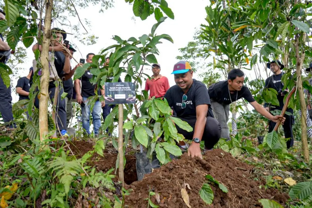 Amartha bekerja sama dengan Kelompok Tani Hutan (KTH) Giri Amerta baru-baru ini menanam 2.000 pohon produktif-endemik. (Sumber: Amartha)
