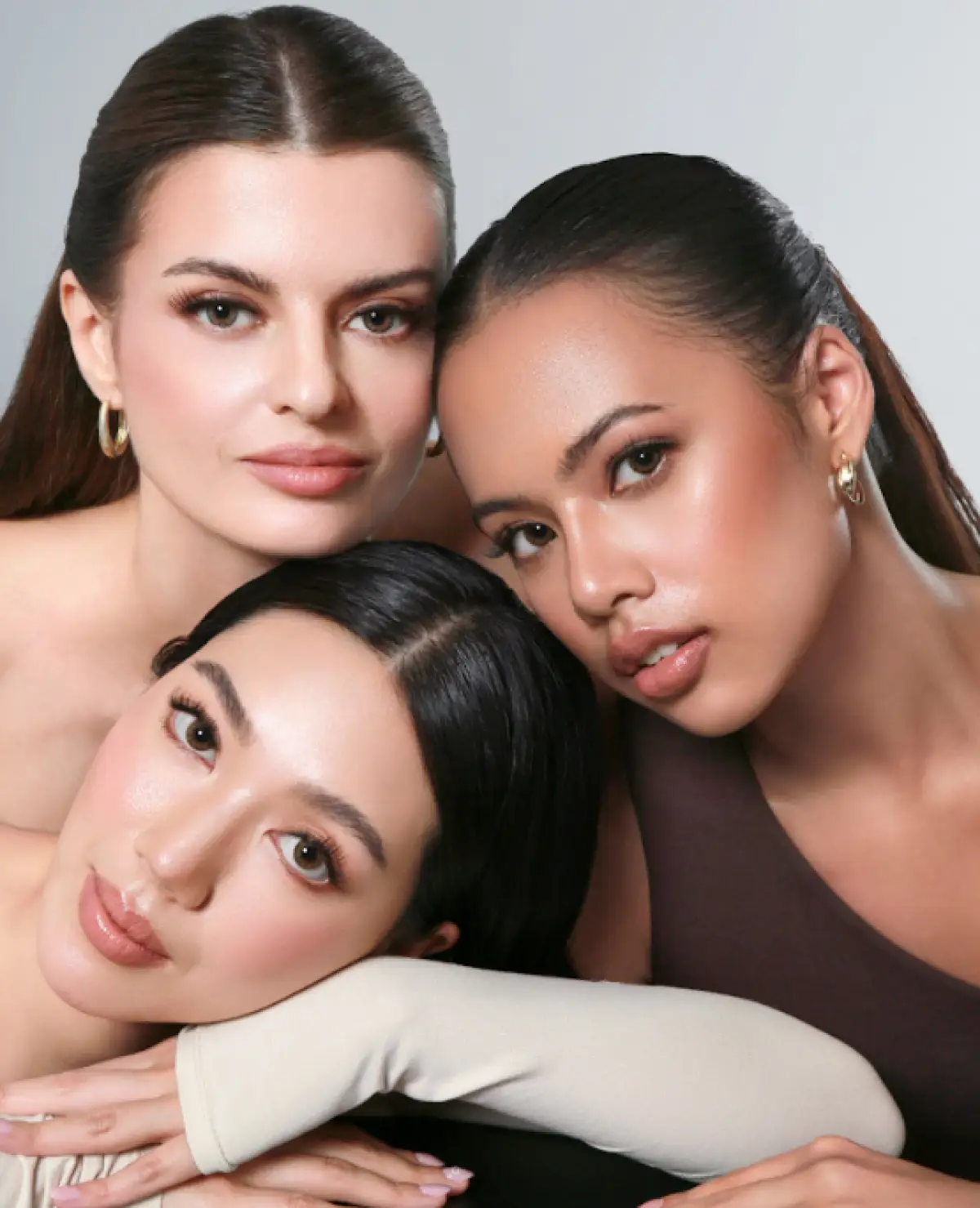 Ilustrasi perempuan yang menggunakan soft lens dari HUE. (Sumber: dok. hue)