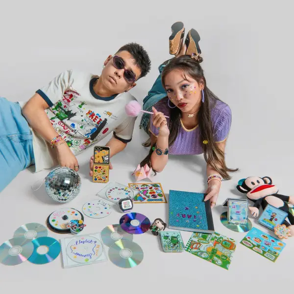 Miliki Aksesori Bertema Y2K 4eva untuk Samsung Galaxy Z Flip 6 dan Buds 3