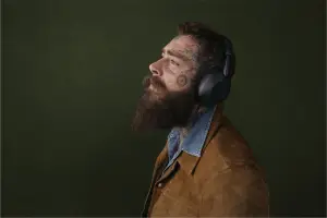 Post Malone memakai headphone Sony WH-1000XM6. (Sumber: Sony)