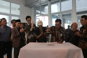 Wali Kota Jogja Hasto Wardoyo (ketiga dari kanan) meluncurkan batik anyar Segoro Amarto. (Sumber: istimewa)