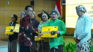 Gubernur DIY Sri Sultan HB X (kiri) menyerahkan sertifikat atas lima warisan budaya tak benda asal Bantul. (Sumber: Pemda DIY)