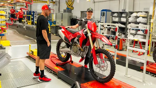 Produksi Ducati Desmo450 MX Dimulai di Pabrik Borgo Panigale Italia