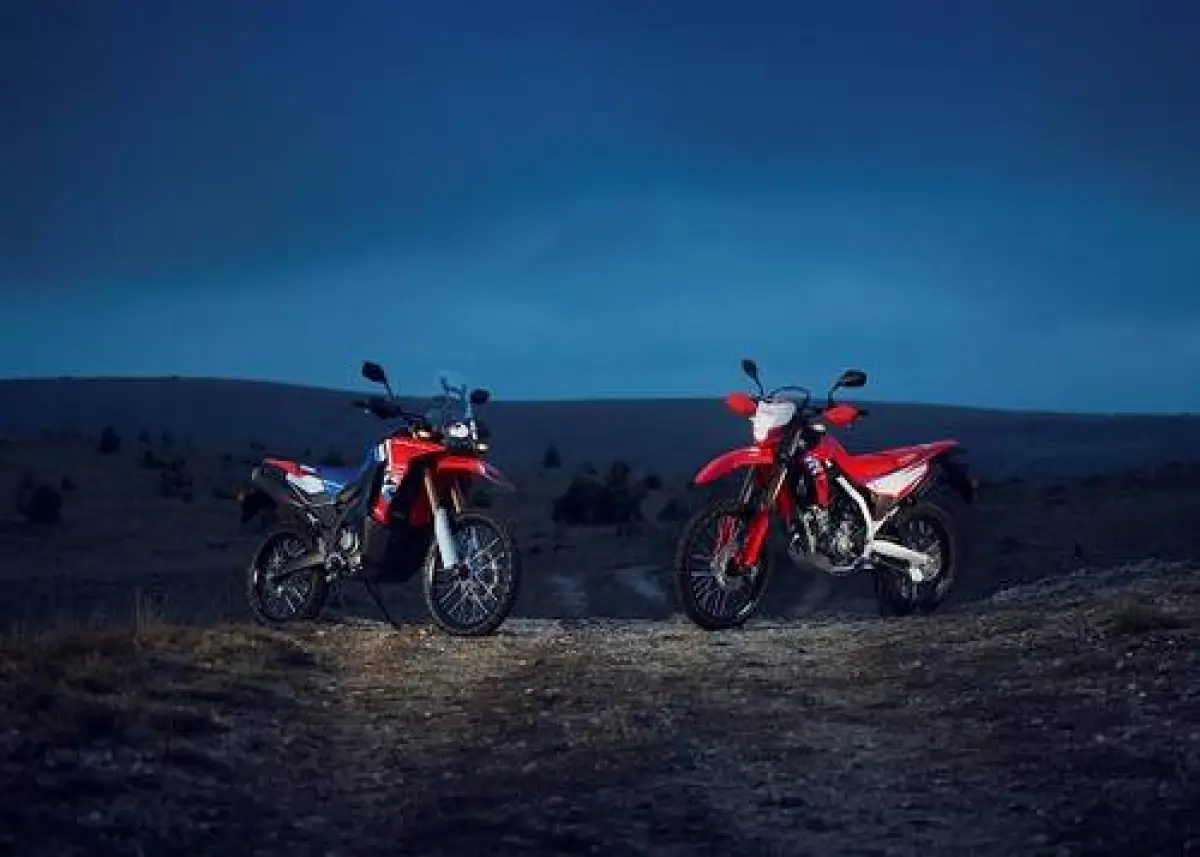 Honda New CRF250 Rally (kiri) dan CRF250L. (Sumber: Honda)