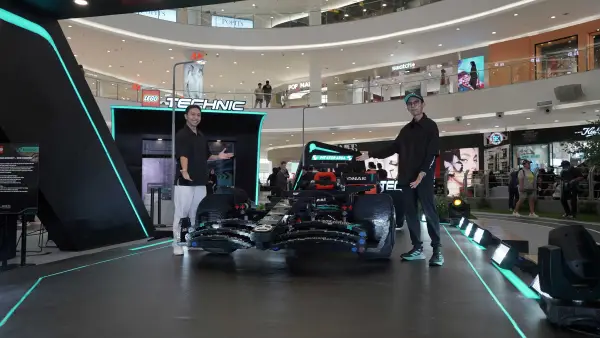 Lego Pamerkan Mercedes-AMG F1 W14 E Performance Ukuran Asli di Senayan City Jakarta