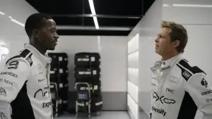 Brad Pitt (kanan) dan Damon Idris dalam film F1.