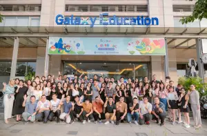 Staf GE tengah berada di depan kantor yang berlokasi di Ho Chi Minh City, Vietnam. (Sumber: Galaxy Education)
