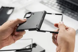 Casing pelindung merek Spigen untuk Samsung Galaxy Z Fold 7. (Sumber: Spigen)