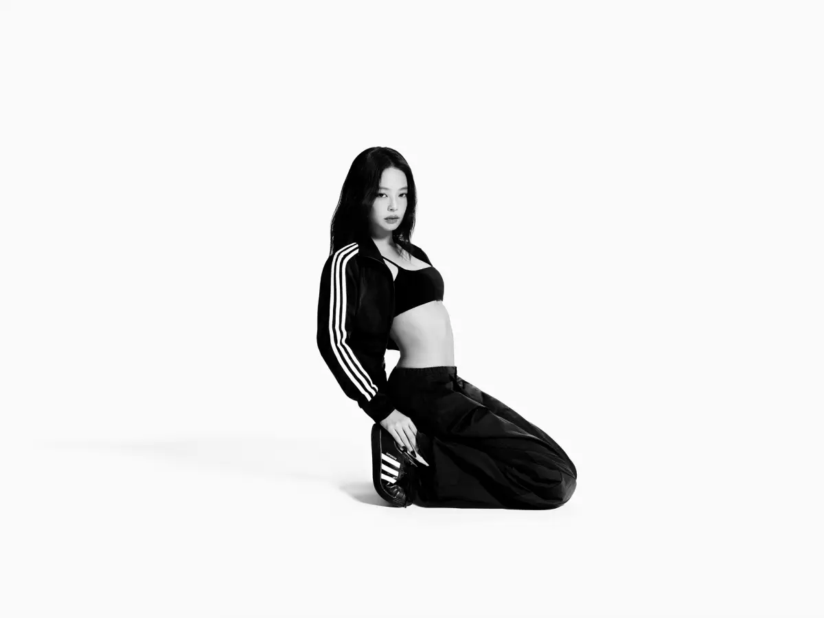 Jennie BLACKPINK memakai sepatu Adidas Superstar. (Sumber: Adidas)