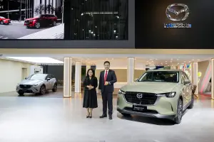 All New Mazda CX-60 Sport (kanan) dan All New CX-30 Kuro diluncurkan di GIIAS 2025. (Sumber: Mazda)