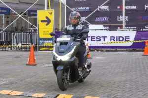 Pengunjung GIIAS 2025 melakukan test ride Honda PCX160 RoadSync. (Sumber: istimewa)