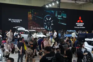Pengunjung di booth Mitsubishi pada gelaran GIIAS 2025. (Sumber: MMKSI)