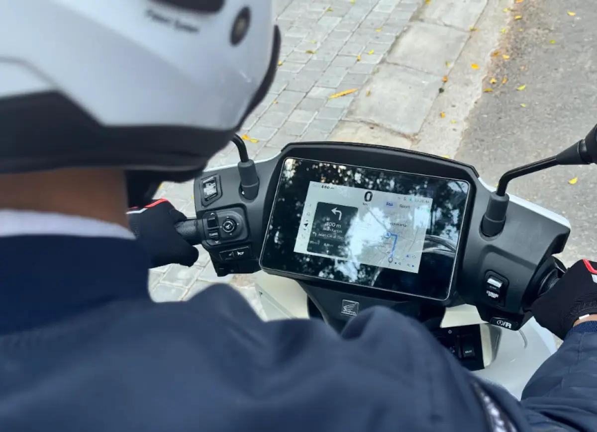 Ilustrasi navigasi digital pada sepeda motor. (Sumber: null)