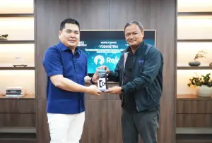 COO Reku Robby (kiri) mendapat penghargaan dari CFX. (Sumber: istimewa)