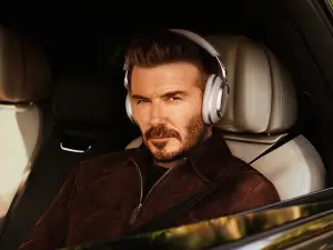 David Bechkam mengenakan Bowers & Wilkins Px8 S2. (Sumber: Bowers & Wilkins)