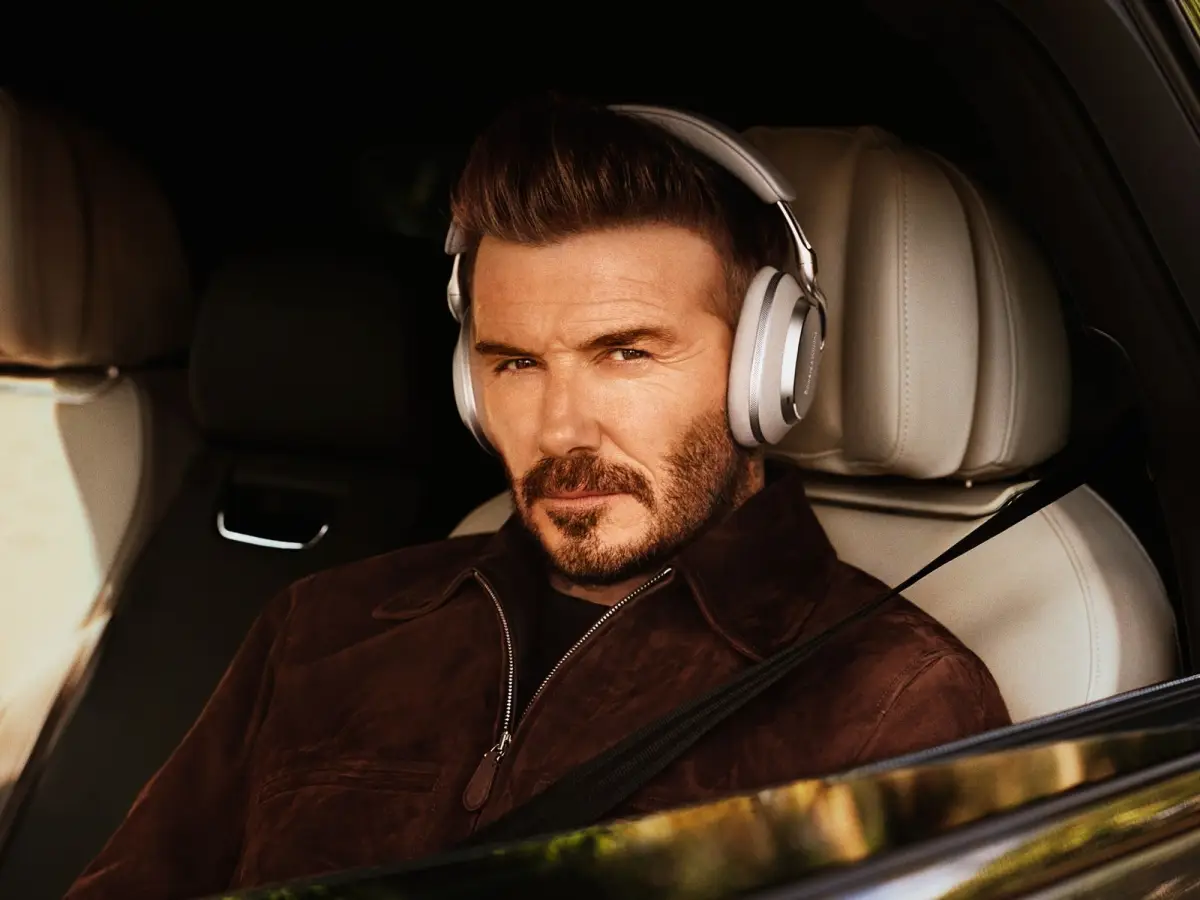 David Bechkam mengenakan Bowers & Wilkins Px8 S2. (Sumber: Bowers & Wilkins)