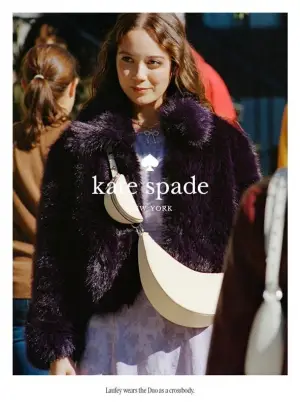 Kate Spade Musim Gugur 2025 x Laufey. (Sumber: dok. kate spade)
