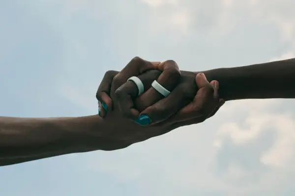 Oura Ring 4 Ceramic dan Casing Pengisi Daya Resmi Rilis Global