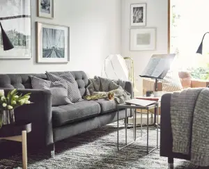 Koleksi sofa Landskrona yang modern dan meja Kvistbro. (Sumber: IKEA)