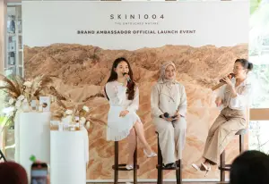 Natasha Wilona (kiri) menjadi duta merek SKIN1004. (Sumber: istimewa)