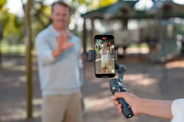 DJI Memperkenalkan Osmo Mobile 8 dengan Pelacakan Subjek Cerdas