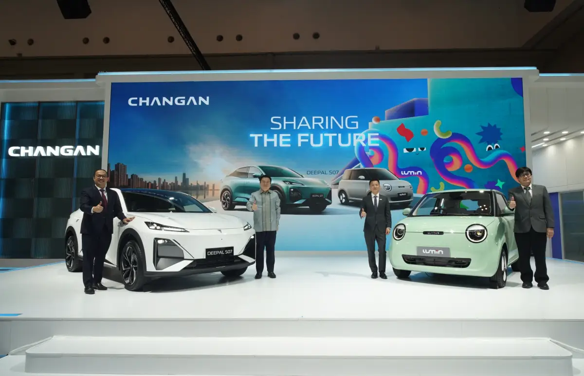 Changan Deepal S07 (kiri) dan Lumin dipajang di GJAW 2025. (Sumber: Changan)