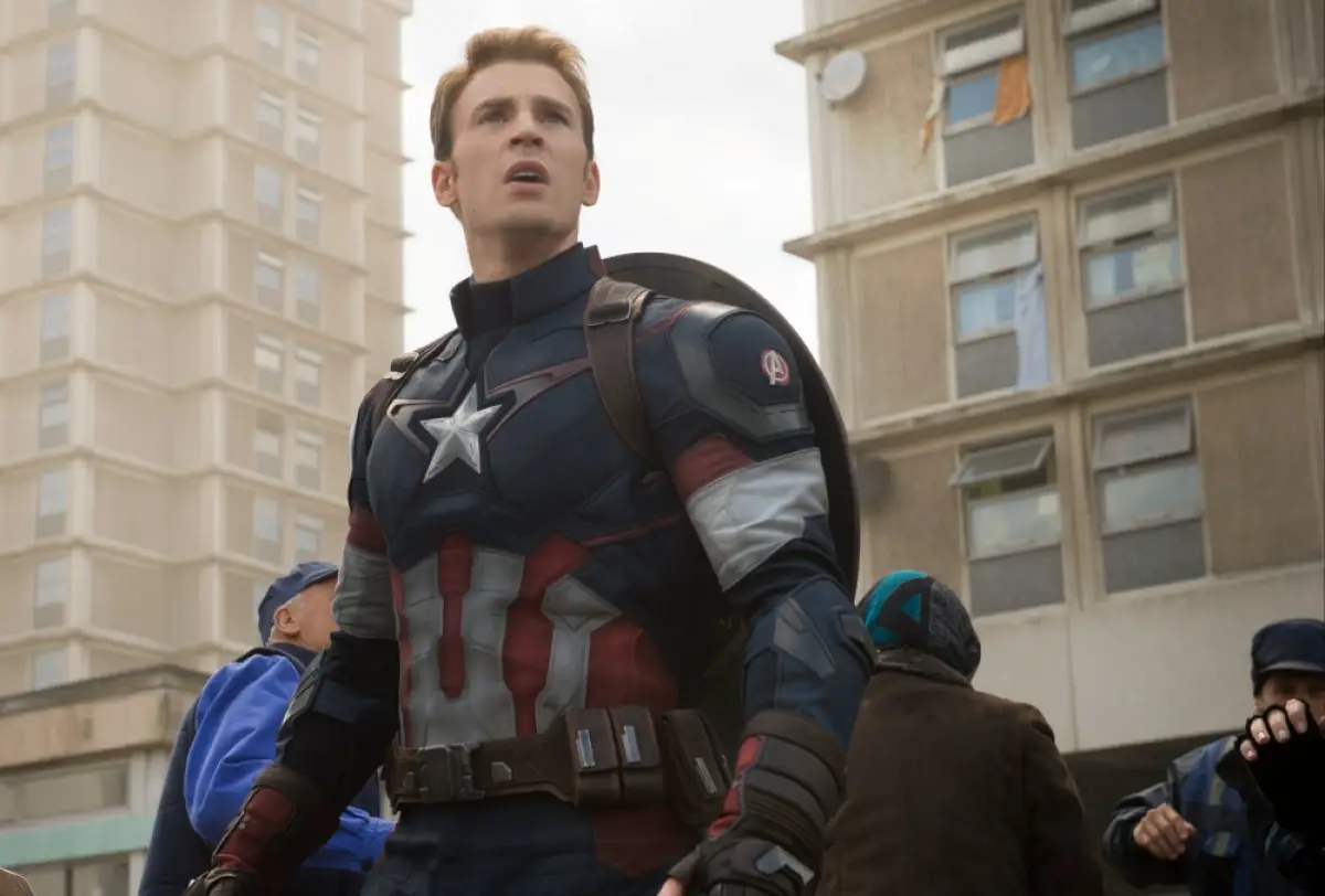 Chris Evans memerankan tokoh superhero Captain America.