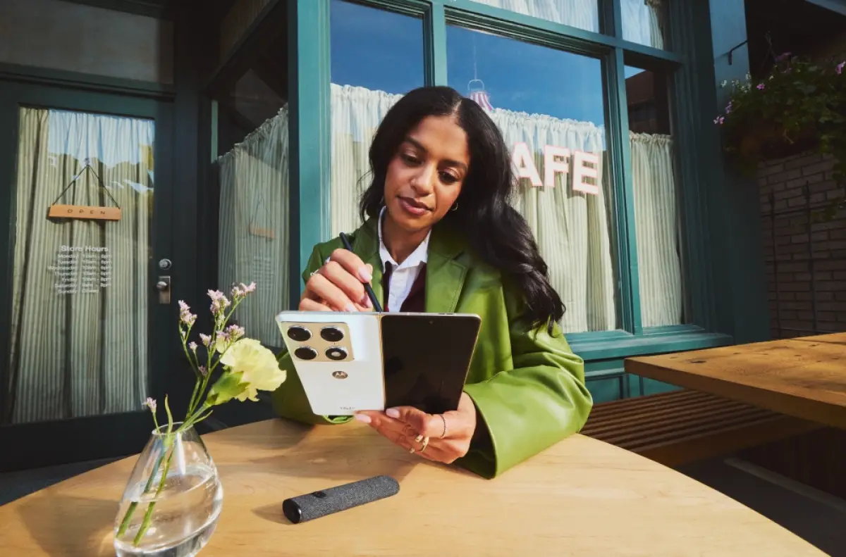 Motorola Razr Fold yang dilengkapi dengan stylus. (Sumber: Motorola)