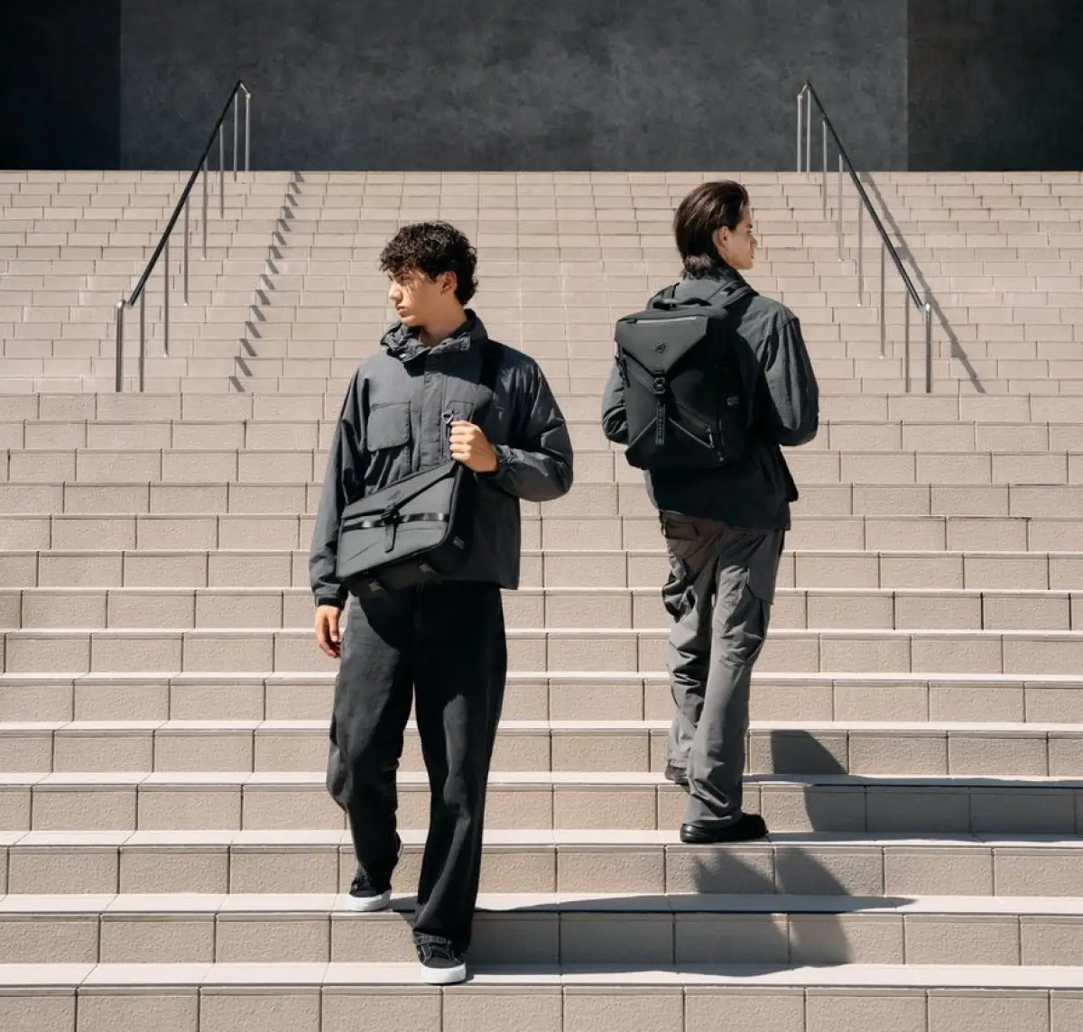 ASUS ROG Archer Messenger 14 (kiri) dan Archer Backpack 16. (Sumber: ASUS)