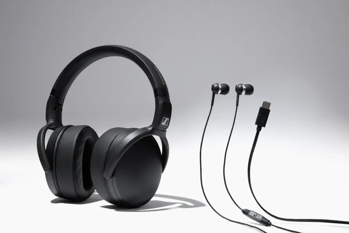 Headphone Sennheiser HD 400U (kiri) dan earbud kabel CX 80U. (Sumber: Sennheiser)