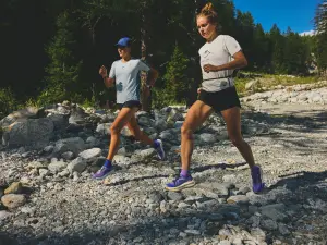 ASICS Trabuco 14 dan Trabuco Max 5 (kanan). (Sumber: ASICS)