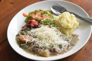 Salah satu menu makanan barat yang ada di The French Press Kopi Warung. (Sumber: istimewa)