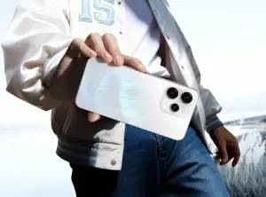 Oppo Reno 15 5G warna Aurora White. (Sumber: Oppo)