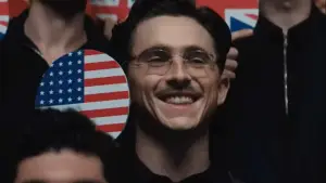 Timothée Chalamet berperan sebagai Marty Mauser. (Sumber: A24)