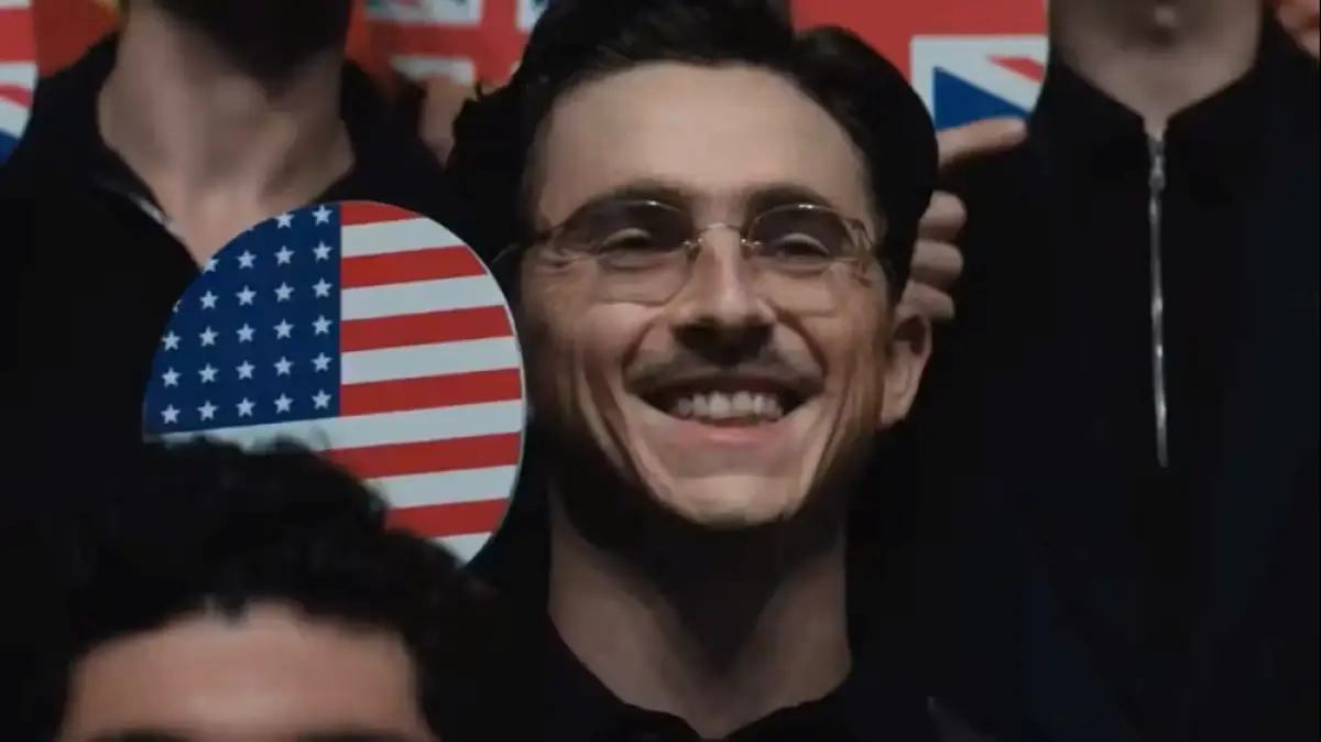 Timothée Chalamet berperan sebagai Marty Mauser. (Sumber: A24)