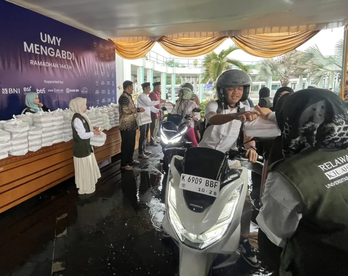 Suasana pembagian takjil di kampus UMY pada Rabu (18/2/2026) sore. (Sumber: Techverse.asia/Rahmat Jiwandono)