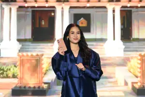 Maudy Ayunda memegang Vivo V70 warna Sandalwood Brown. (Sumber: dok. vivo indonesia)