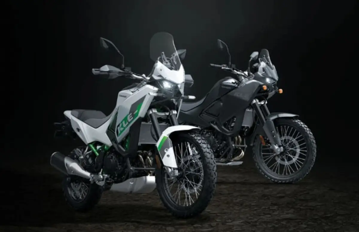 Kawasaki KLE 500 SE (warna putih) dan KLE 500. (Sumber: Kawasaki)