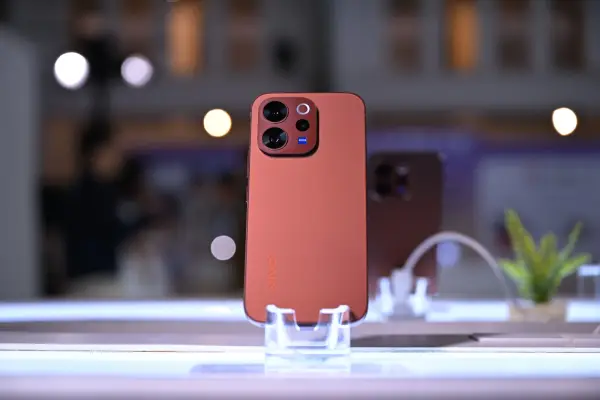 Vivo V70 warna Sandalwood Brown. (Sumber: Vivo)