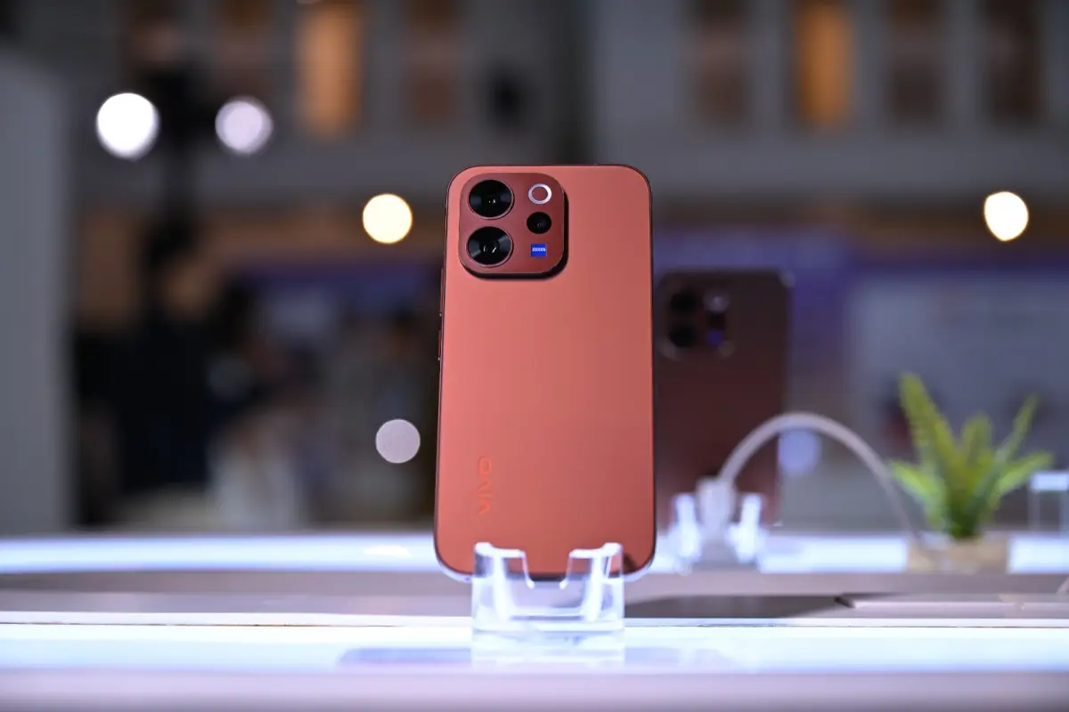 Vivo V70 warna Sandalwood Brown. (Sumber: Vivo)