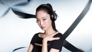Headphone Beats Solo 4 x Jennie Blackpink dalam warna Onyx Black. (Sumber: Apple)