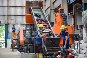 Operasi pemulihan limbah dan pengolahan hilir di fasilitas Waste4Change. (Sumber: istimewa)