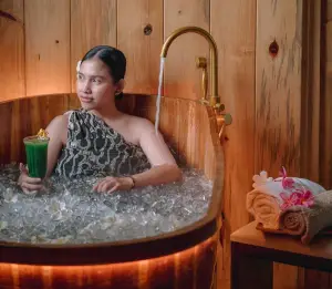 Mandi air es di Kamar Solek House of Tugu Jakarta. (Sumber: istimewa)