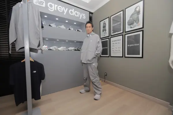 Daniel Mananta dengan koleksi Grey Days dari New Balance. (Sumber: ist)