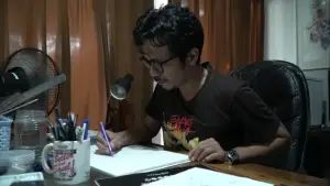 Apri Kusbiantoro sedang menggambar karakter komiknya. (Sumber: Pemkab Bantul)