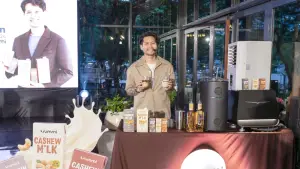 Duta merek Arummi Indonesia Mikael Jasin memperkenalkan susu kacang mede. (Sumber: ist)