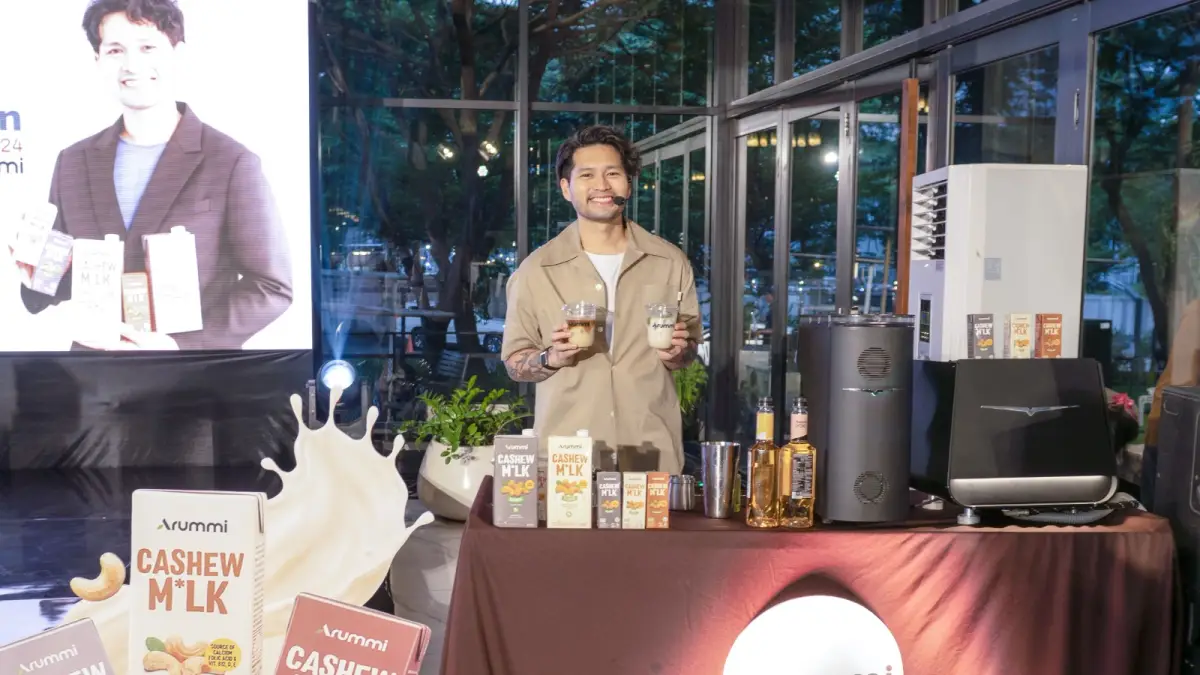 Duta merek Arummi Indonesia Mikael Jasin memperkenalkan susu kacang mede. (Sumber: ist)